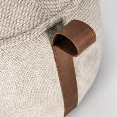 Pufe redondo bege com alça de couro castanho