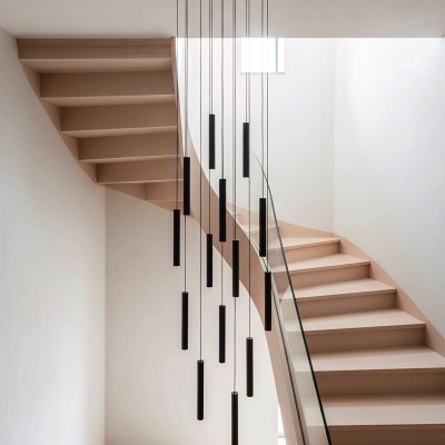 Candeeiro suspenso moderno com barras pretas e escada curva bege com vidro