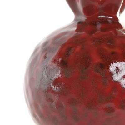 Vaso de cerâmica vermelho com textura irregular e brilhante