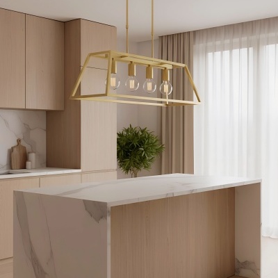 Candeeiro suspenso dourado com quatro lâmpadas na cozinha moderna com ilha de mármore.