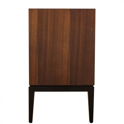 Armário em madeira castanha com pernas pretas sobre fundo branco