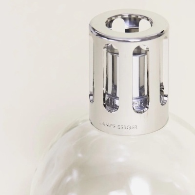 Frasco de vidro com tampa metálica prateada e texto Lampe Berger