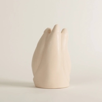 Escultura em cerâmica de mãos unidas em oração cor creme