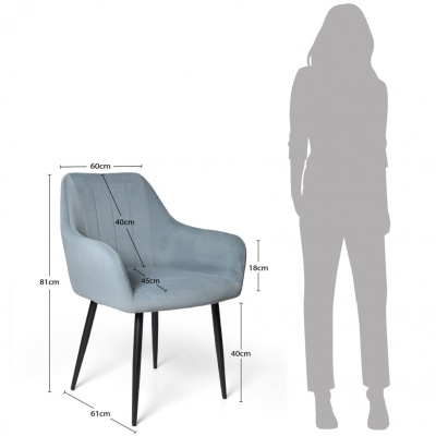 Cadeira azul claro com pés pretos e medidas indicadas ao lado de uma silhueta feminina