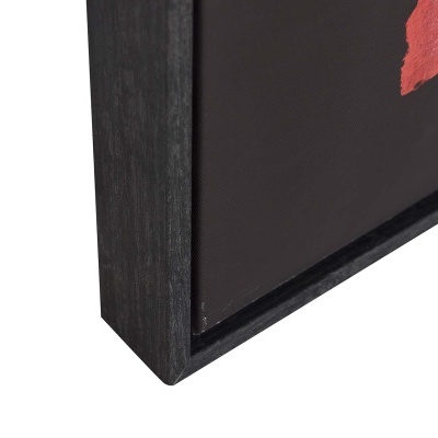 Canto de quadro com moldura preta e detalhe de pintura vermelha