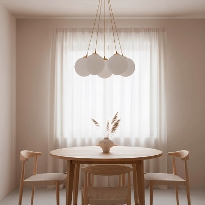 Mesa de jantar redonda em madeira clara com cadeiras e luminária de teto com cinco globos brancos