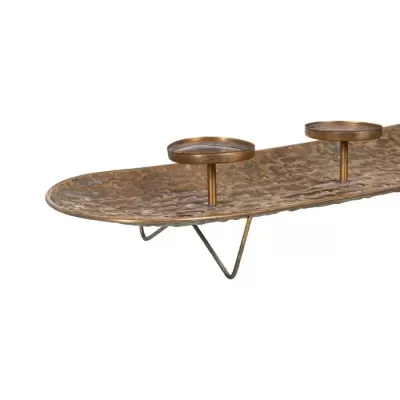 Castiçal de metal dourado com base oval e dois suportes para velas