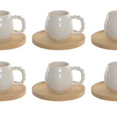 Seis chávenas brancas com pegas texturadas sobre pires de madeira clara