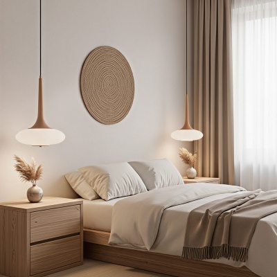 Quarto com cama, mesas de cabeceira, cortinas e luzes pendentes em tons bege e madeira