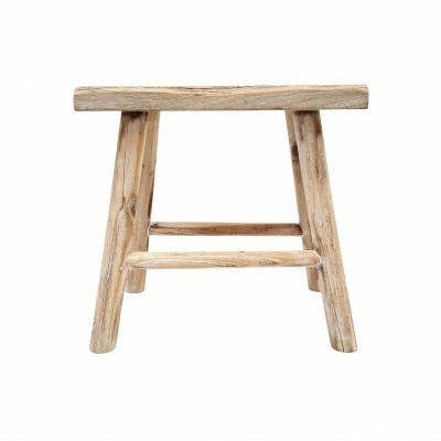 Banco de madeira natural rústica com quatro pernas e suportes horizontais