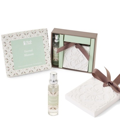 Conjunto de gesso perfumado e spray Eternal Blossom com embalagem floral