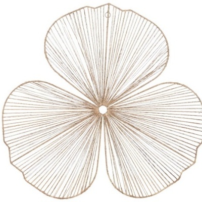 Decoração em forma de flor de arame dourado com três pétalas e padrão linear