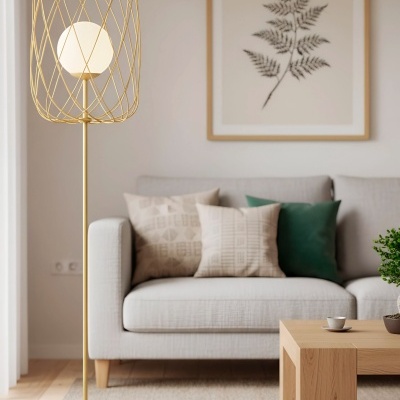 Candeeiro de pé dourado com abajur branco numa sala moderna com sofá cinza e mesa de madeira