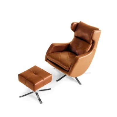 Poltrona e otomano castanhos em couro com base metálica preta.