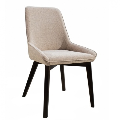 Cadeira estofada bege com pernas de madeira escura