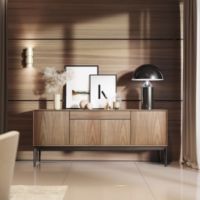 Aparador de madeira com decoração e candeeiro numa sala com parede de madeira