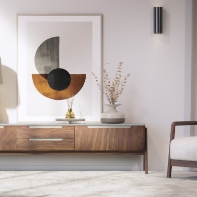 Aparador de madeira com objetos decorativos e poltrona ao lado, em ambiente moderno e claro