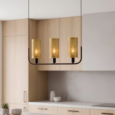 Lustre pendente moderno em metal dourado e preto numa cozinha clara