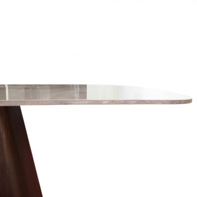 Mesa com tampo em mármore bege e base de madeira escura