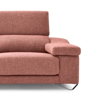 Sofá de tecido cor de rosa com almofadas e base metálica