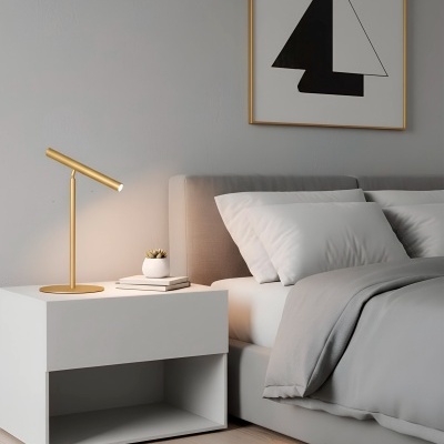 Quarto moderno com cama cinzenta, mesa de cabeceira branca com lâmpada dourada e quadro geométrico