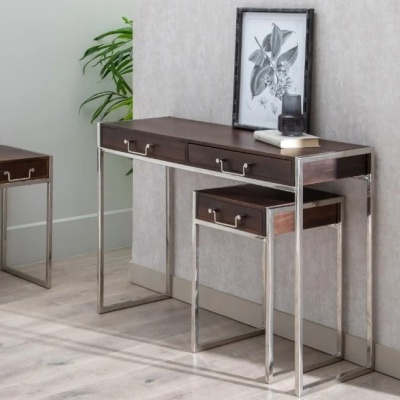 Mesa de apoio e mesa auxiliar metálica e madeira com decoração e quadro