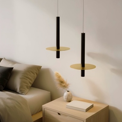 Quarto com cama, mesa-de-cabeceira em madeira clara, vaso com planta seca e duas luminárias pendentes pretas e douradas