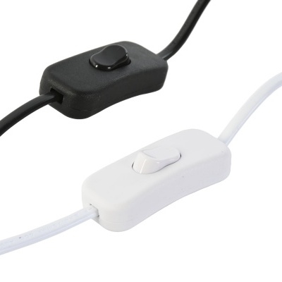 Dois interruptores deslizantes preto e branco com botões centrais em cabos elétricos.