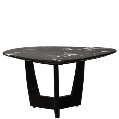 Mesa de centro triangular com tampo em mármore preto e branco e base em madeira preta