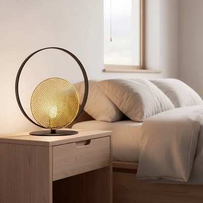 Abajur moderno em mesa de cabeceira ao lado de cama com roupa branca