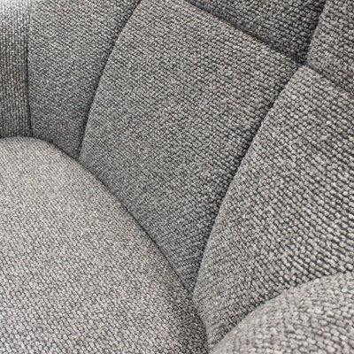 sofá cinzento estofado em tecido grosso com costuras visíveis