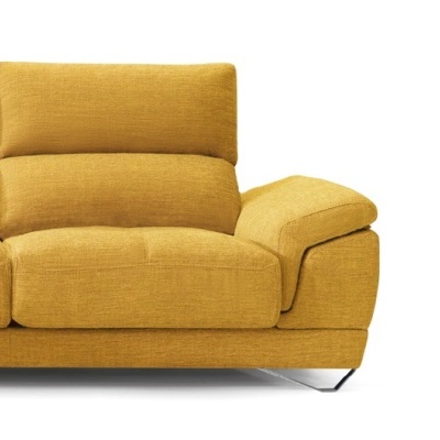 Sofá amarelo mostarda texturizado de tecido com pés metálicos