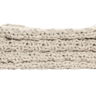 Manta grossa de malha branca enrolada