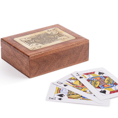 Caixa de madeira com cartas de baralho ao lado