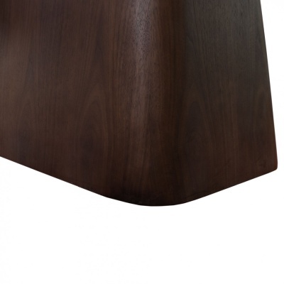 Canto arredondado de móvel em madeira escura