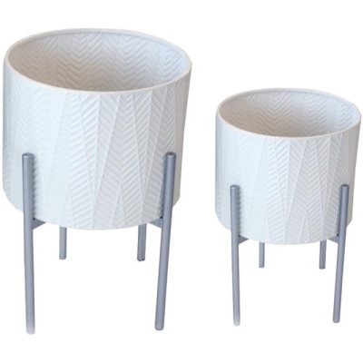 Dois vasos de cerâmica brancos com padrão texturizado e suportes metálicos cinza.