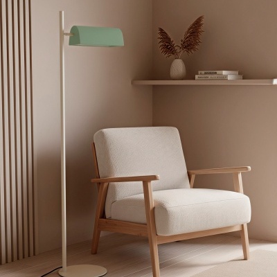 Poltrona bege de madeira com luminária verde em sala minimalista