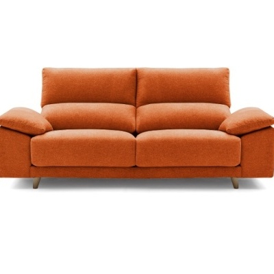 Sofá de dois lugares laranja em tecido com pés de madeira
