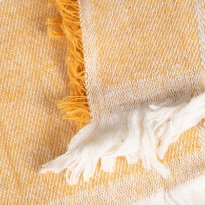 Tecido amarelo com franjas brancas e amarelas nas extremidades