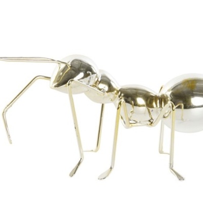 Escultura metálica de formiga prateada e dourada