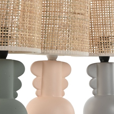 Três candeeiros com bases arredondadas coloridas e abajures em ráfia natural