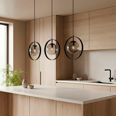 Cozinha moderna com ilha central, iluminação suspensa em vidro e estrutura preta.