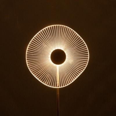 Candeeiro de mesa metal prateado com luz circular e linhas brancas