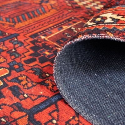 Tapete enrolado com padrão geométrico vermelho e azul escuro