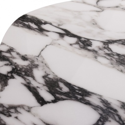 Superfície de mármore branco com veios cinzentos e pretos, borda arredondada
