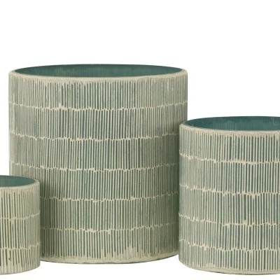 Três vasos de cerâmica verde com padrão listrado