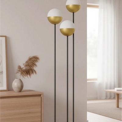 Luminária de pé com globos dourados e brancos numa sala com móvel de madeira clara