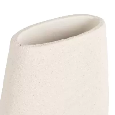 Vaso cerâmico branco com textura rugosa e abertura ovalada