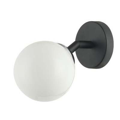 Luminária de parede com suporte preto e difusor branco esférico