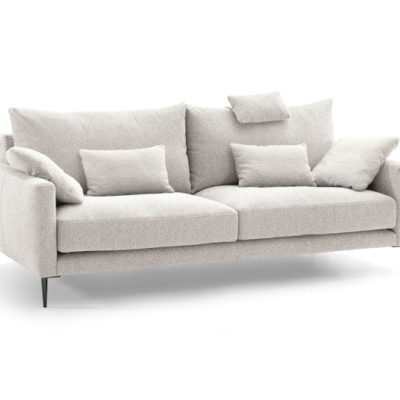 sofá cinza claro com almofadas e pés pretos